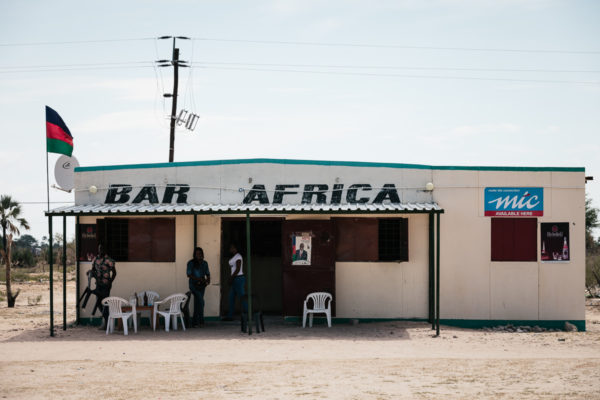 (Deutsch) Teil der Fotoserie 'Namibia Pub Crawl', über verlassene und geöffnete lokale Tavernen im Norden Namibias