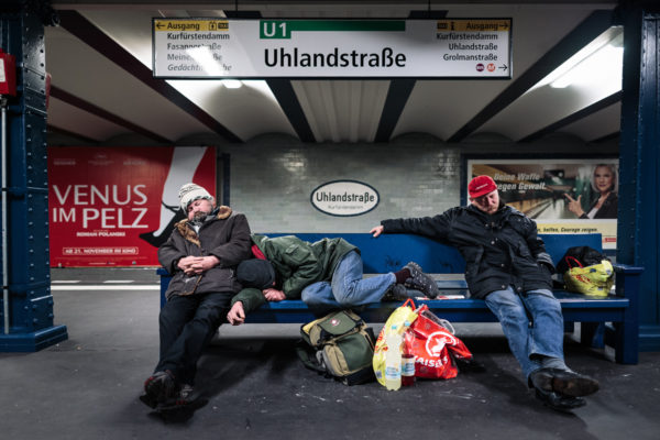 Obdachlose im Bahnhof Uhlandstraße U1