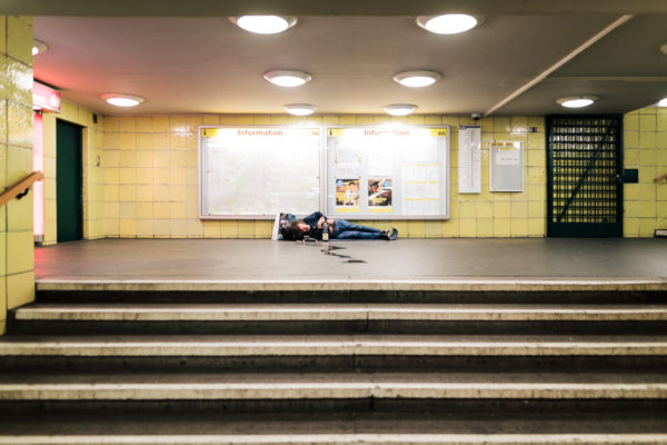 Obdachloser im Bahnhof Tempelhof U6