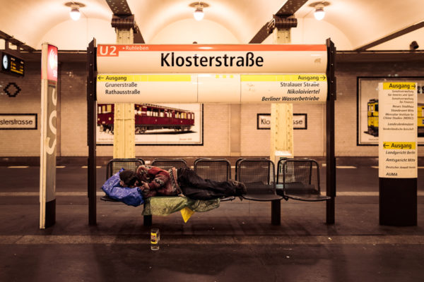 Obdachloser im Bahnhof Klosterstraße U2