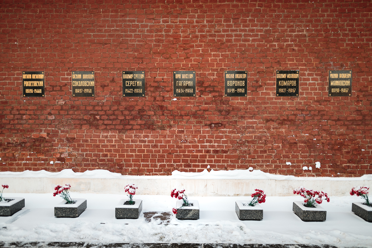 Кто захоронен в кремлевской стене. Некрополь у кремлёвской стены могила Гагарина. Некрополь у кремлёвской стены Гагарин. Некрополь у кремлевской стены могила Марины Расковой. Гагарин похоронен в кремлевской стене.