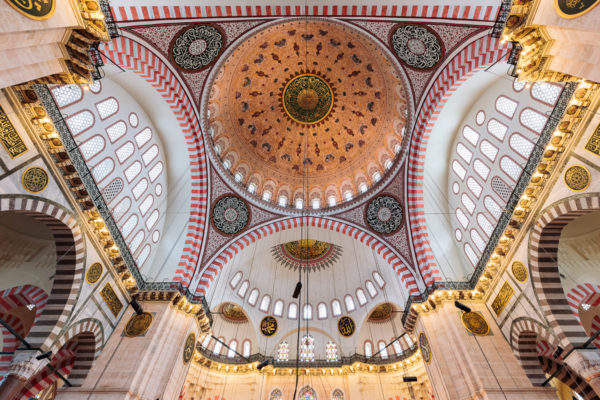 Kuppel der Süleymaniye Moschee (Süleymaniye Camii) in Istanbul mit voller Beleuchtung
