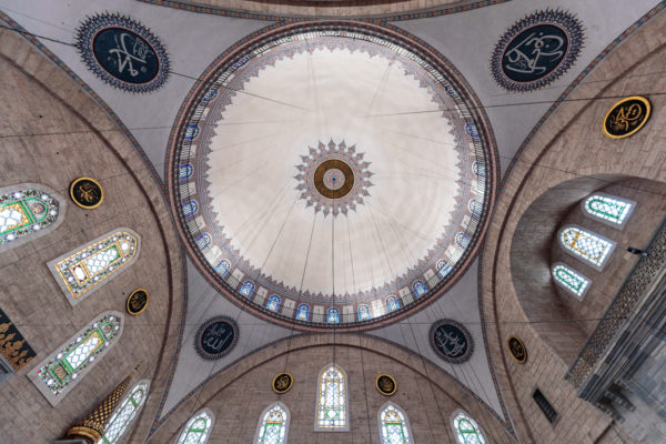 Kuppel der Yavuz Sultan Selim Moschee (Yavuz Selim Camii) in Istanbul (seitliche Ansicht)